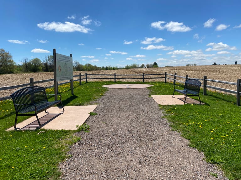 45n - 90w marker with benches